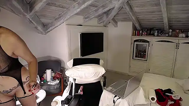 Snapshot of edavika35 chatting on June 4, 7:07 pm edavika35 online show from June 4, 7:07 pm