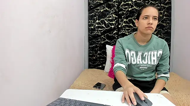 Snapshot of MiaCours chatting on July 6, 12:45 pm MiaCours online show from July 6, 12:45 pm