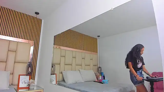 Snapshot of MiaCours chatting on October 25, 1:56 pm MiaCours online show from October 25, 1:56 pm