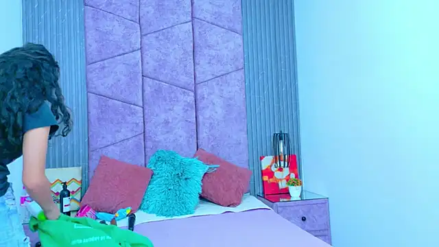 Snapshot of MiaCours chatting on November 9, 1:04 pm MiaCours online show from November 9, 1:04 pm