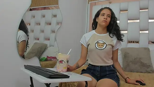 Snapshot of MiaCours chatting on October 12, 2:07 pm MiaCours online show from October 12, 2:07 pm