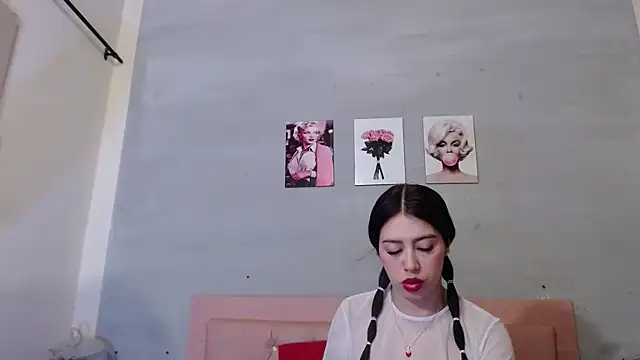 Olivia Spear online show from October 18, 12:18 pm