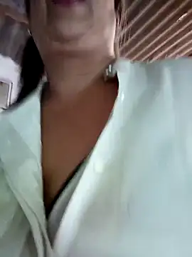 Mia-Glow online show from March 9, 6:44 pm