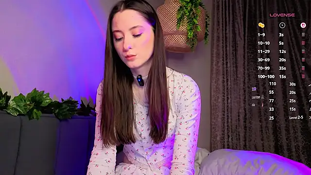 KayleeAgney online show from December 5, 5:44 pm