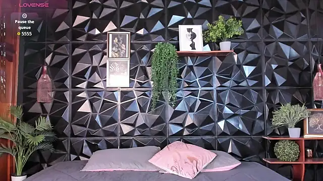 April  foxx online show from December 5, 2:15 pm