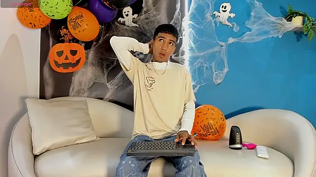 Snapshot of ender_h0t chatting on October 30, 1:42 pm ender h0t online show from October 30, 1:42 pm