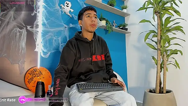 Snapshot of ender_h0t chatting on October 23, 1:43 pm ender h0t online show from October 23, 1:43 pm