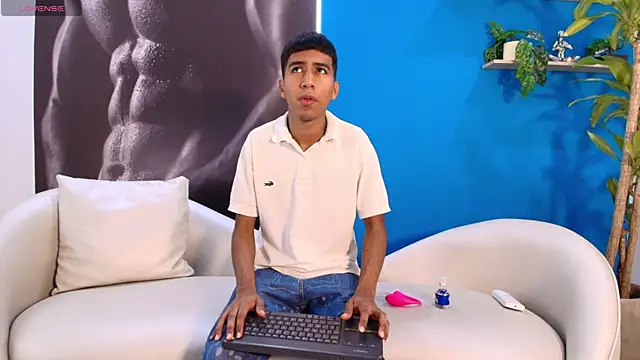 Snapshot of ender_h0t chatting on September 9, 1:42 pm ender h0t online show from September 9, 1:42 pm