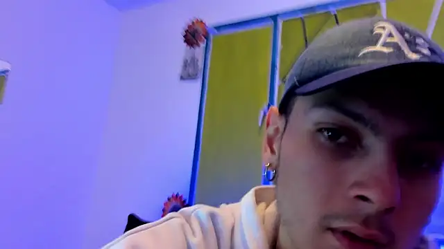 Snapshot of Dioniso_guy8 chatting on December 15, 8:36 pm Dioniso guy8 online show from December 15, 8:36 pm