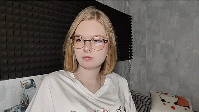 Snapshot of LiaVibes chatting on March 2, 6:47 am LiaVibes online show from March 2, 6:47 am