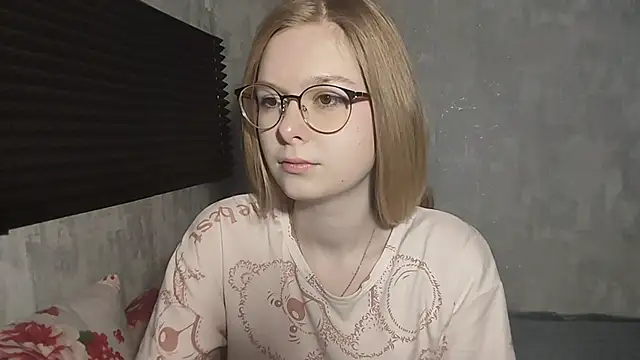 Snapshot of LiaVibes chatting on February 3, 7:24 am LiaVibes online show from February 3, 7:24 am