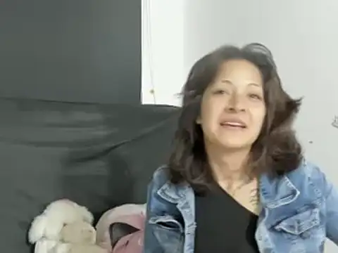 Snapshot of evelynesex chatting on April 21, 2:47 am evelynesex online show from April 21, 2:47 am