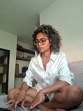 Snapshot of BiiancaEstradaa chatting on October 17, 9:27 pm BiiancaEstradaa online show from October 17, 9:27 pm