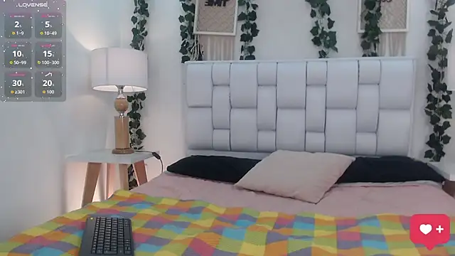 Tiffanygh  online show from October 6, 7:14 pm