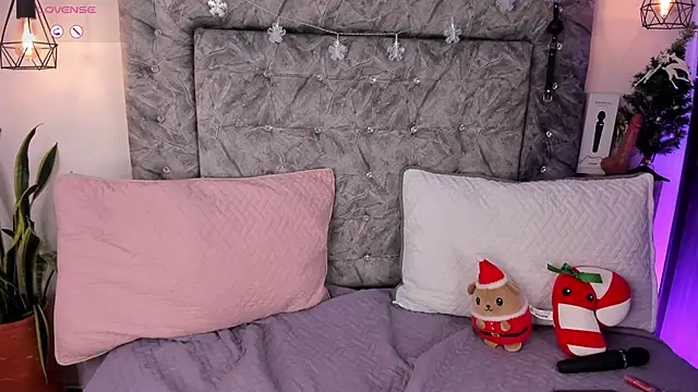 Snapshot of Seraphyne666 chatting on December 5, 7:34 pm Seraphyne666 online show from December 5, 7:34 pm