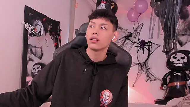 Snapshot of zeus_blaze chatting on October 8, 12:17 pm zeus blaze online show from October 8, 12:17 pm