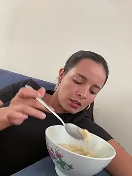 Mia jhoonson online show from March 4, 8:05 pm