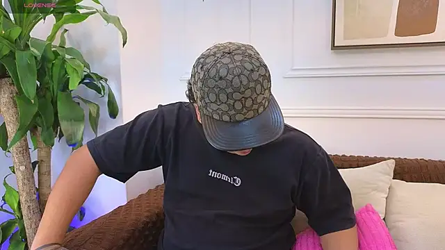 Snapshot of Naim_Bennetsex chatting on June 17, 6:07 pm Naim Bennetsex online show from June 17, 6:07 pm