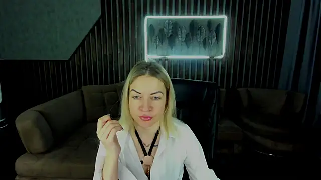 Snapshot of Anna_Snows chatting on December 3, 6:36 am Anna Snows online show from December 3, 6:36 am