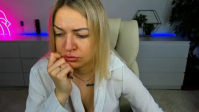 Snapshot of Anna_Snows chatting on October 30, 6:34 am Anna Snows online show from October 30, 6:34 am