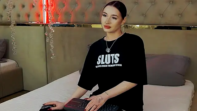 Snapshot of RoxyDoll_ chatting on October 15, 5:10 pm RoxyDoll online show from October 15, 5:10 pm