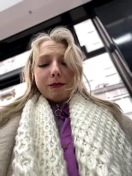 EveLittleSinner online show from October 3, 9:00 am