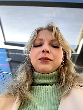 EveLittleSinner online show from October 8, 9:22 am