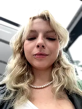 EveLittleSinner online show from September 18, 7:44 am