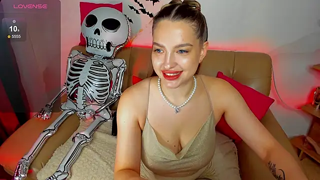 Emma  Ross online show from October 27, 2:45 am