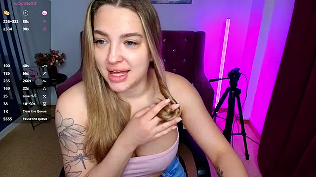 Snapshot of Emma__Ross chatting on June 13, 1:14 am Emma Ross online show from June 13, 1:14 am