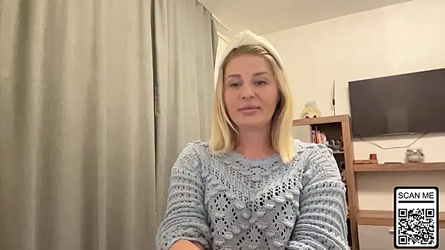 Snapshot of Blondie_xoxoxo chatting on October 4, 5:25 pm Blondie xoxoxo online show from October 4, 5:25 pm
