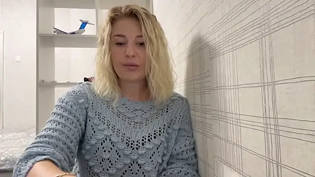 Snapshot of Blondie_xoxoxo chatting on September 17, 9:22 am Blondie xoxoxo online show from September 17, 9:22 am