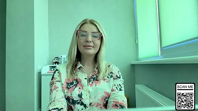 Snapshot of Blondie_xoxoxo chatting on July 14, 9:36 am Blondie xoxoxo online show from July 14, 9:36 am