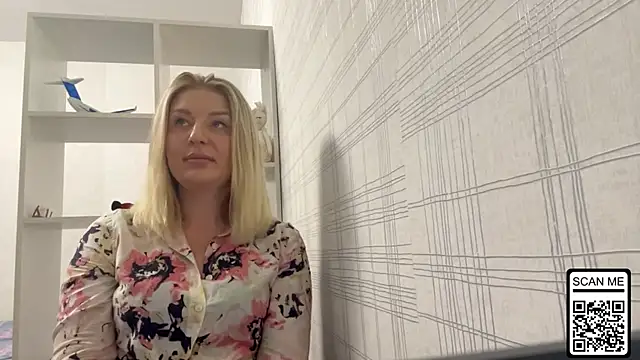 Snapshot of Blondie_xoxoxo chatting on October 20, 5:35 pm Blondie xoxoxo online show from October 20, 5:35 pm