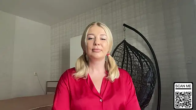 Snapshot of Blondie_xoxoxo chatting on June 25, 12:32 pm Blondie xoxoxo online show from June 25, 12:32 pm