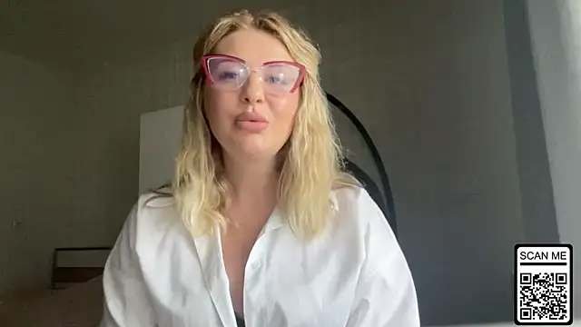 Snapshot of Blondie_xoxoxo chatting on June 26, 10:54 am Blondie xoxoxo online show from June 26, 10:54 am