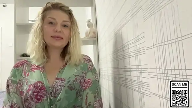 Snapshot of Blondie_xoxoxo chatting on November 8, 9:51 pm Blondie xoxoxo online show from November 8, 9:51 pm