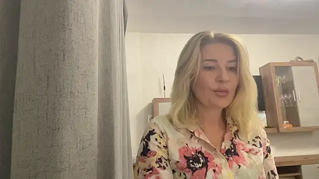 Snapshot of Blondie_xoxoxo chatting on September 16, 8:48 am Blondie xoxoxo online show from September 16, 8:48 am
