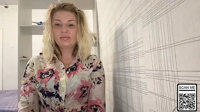 Snapshot of Blondie_xoxoxo chatting on October 27, 8:37 am Blondie xoxoxo online show from October 27, 8:37 am