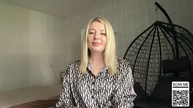 Snapshot of Blondie_xoxoxo chatting on June 17, 8:47 am Blondie xoxoxo online show from June 17, 8:47 am