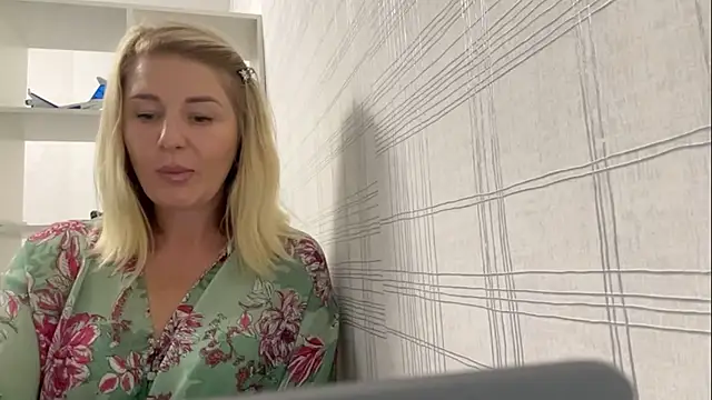 Snapshot of Blondie_xoxoxo chatting on September 19, 9:13 am Blondie xoxoxo online show from September 19, 9:13 am