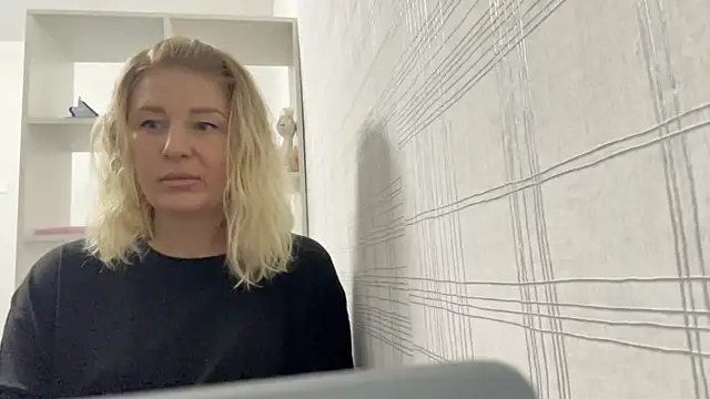 Snapshot of Blondie_xoxoxo chatting on September 25, 7:58 am Blondie xoxoxo online show from September 25, 7:58 am