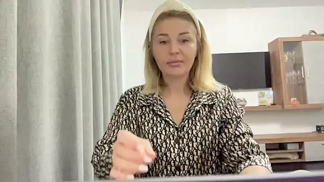 Snapshot of Blondie_xoxoxo chatting on September 11, 5:07 am Blondie xoxoxo online show from September 11, 5:07 am