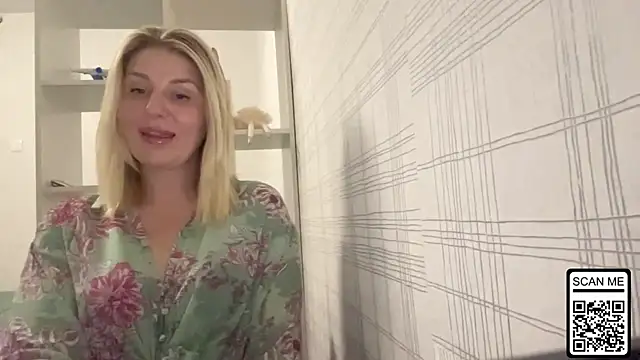 Snapshot of Blondie_xoxoxo chatting on October 31, 7:32 pm Blondie xoxoxo online show from October 31, 7:32 pm