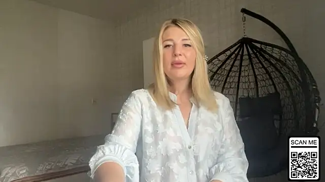 Snapshot of Blondie_xoxoxo chatting on June 14, 7:31 am Blondie xoxoxo online show from June 14, 7:31 am