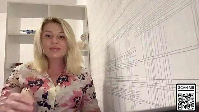 Snapshot of Blondie_xoxoxo chatting on October 25, 4:40 pm Blondie xoxoxo online show from October 25, 4:40 pm