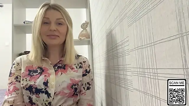 Snapshot of Blondie_xoxoxo chatting on November 10, 5:18 pm Blondie xoxoxo online show from November 10, 5:18 pm