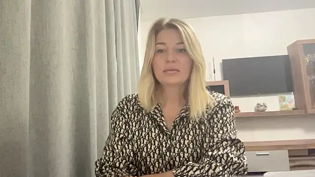 Snapshot of Blondie_xoxoxo chatting on September 10, 6:23 am Blondie xoxoxo online show from September 10, 6:23 am