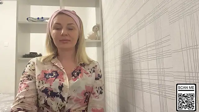 Snapshot of Blondie_xoxoxo chatting on November 30, 6:41 pm Blondie xoxoxo online show from November 30, 6:41 pm