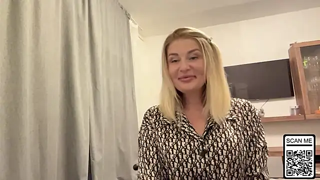 Snapshot of Blondie_xoxoxo chatting on October 11, 7:59 pm Blondie xoxoxo online show from October 11, 7:59 pm